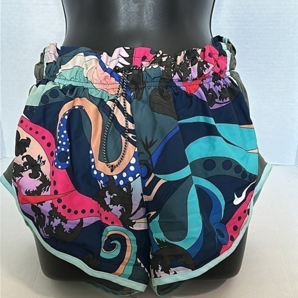 Nike Women's Icon Clash Tempo Printed Shorts in Hyper Pink size small